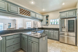 17_2604_Marble_Ave_Orlando_FL_32803_USA-Kitchen-DSC01878