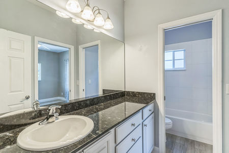 23_2604_Marble_Ave_Orlando_FL_32803_USA-Bathroom-DSC01797