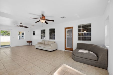 14_4536_Simmons_Rd_Orlando_FL_32812_USA-Living_room-IMG_0624_5_6