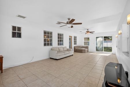 15_4536_Simmons_Rd_Orlando_FL_32812_USA-Living_room-IMG_0621_2_3