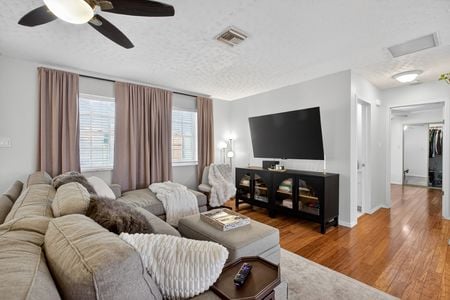 16_4536_Simmons_Rd_Orlando_FL_32812_USA-Living_room-IMG_0513_4_5