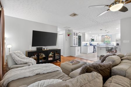 17_4536_Simmons_Rd_Orlando_FL_32812_USA-Living_room-IMG_0516_7_8