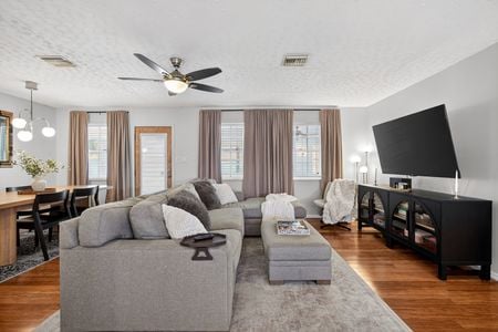 18_4536_Simmons_Rd_Orlando_FL_32812_USA-Living_room-IMG_0507_8_9