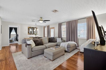 19_4536_Simmons_Rd_Orlando_FL_32812_USA-Living_room-IMG_0510_1_2