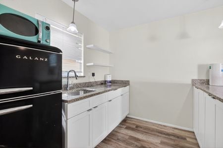 22_4536_Simmons_Rd_Orlando_FL_32812_USA-Kitchen-IMG_0612_3_4