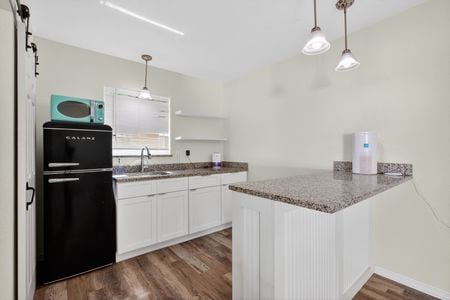 27_4536_Simmons_Rd_Orlando_FL_32812_USA-Kitchen-IMG_0609_10_11