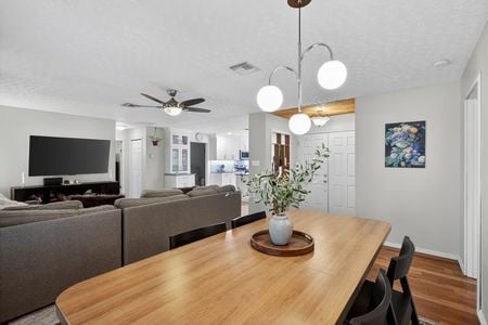 31_4536_Simmons_Rd_Orlando_FL_32812_USA-Dining_room-IMG_0483_4_5