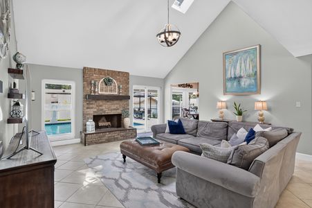 13_520_Astria_St-Living_room-8502