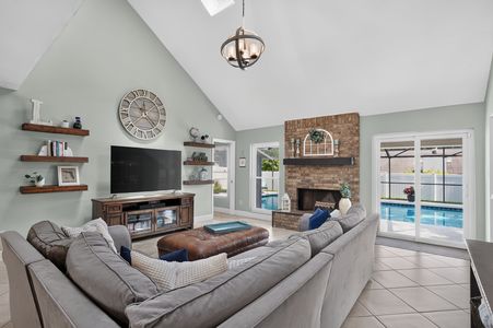 14_520_Astria_St-Living_room-8511