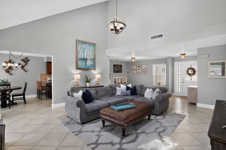 15_520_Astria_St-Living_room-8517