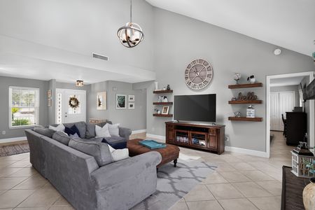 16_520_Astria_St-Living_room-8516