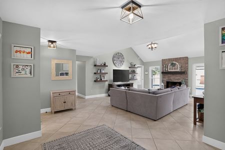 17_520_Astria_St-Living_room-8498