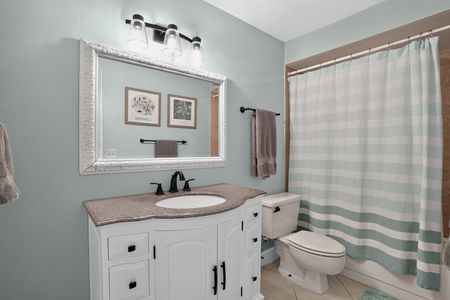 27_520_Astria_St-Bathroom-8549