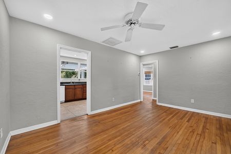 12_2732_Newark_Way-Living_room-0436