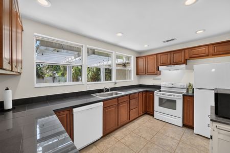 15_2732_Newark_Way-Kitchen-0439