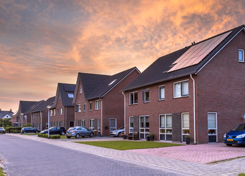 street-with-modern-family-houses