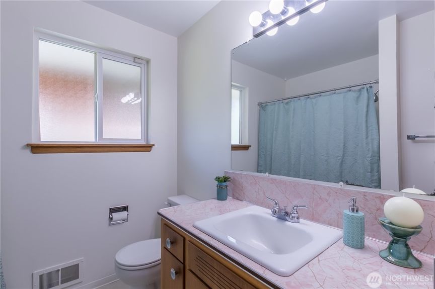 A6353271-B5B3-40A5-8D6C-44050AC9A678