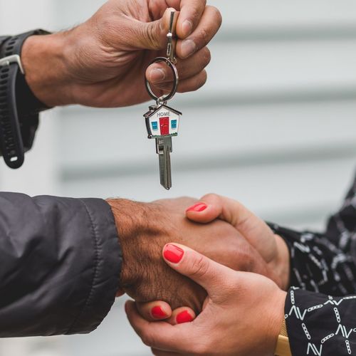 How Do I Handle Multiple Offers When Selling a Home in Round Lake?