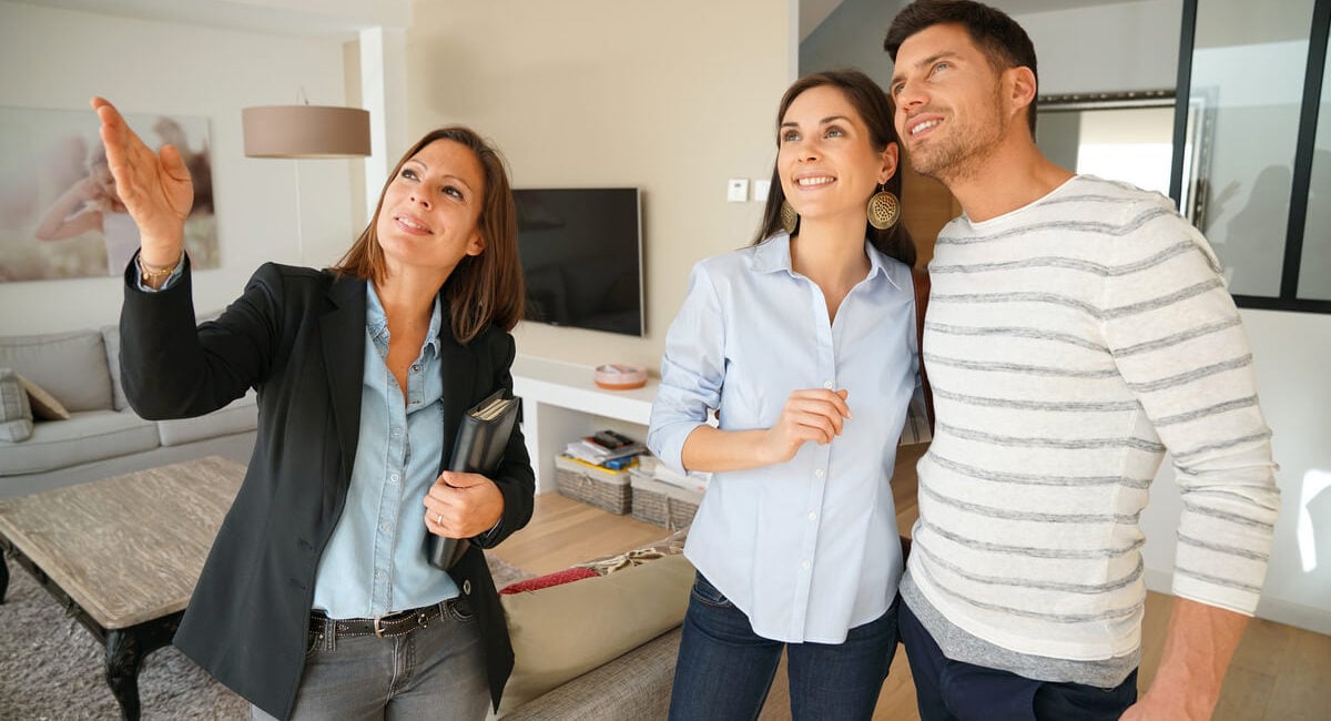 1-4 Weeks After Listing: Hold Showings