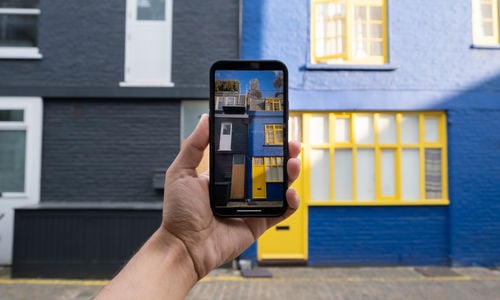 Your Home’s Digital Curb Appeal: Designing Listings for Phone Screens, Not Open Houses