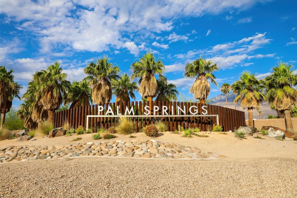 Palm,Springs,Welcome,Sign,On,The,Edge,Of,Town
