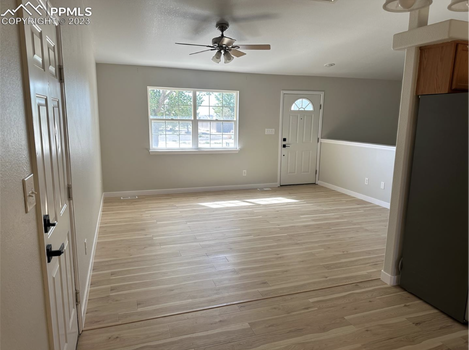 1129 E Desert Cove pic 4