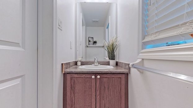 024TT49-kwn7yxyz8lexfdbc0mf