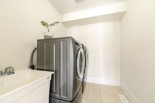 256+Finch+Ave+East-29