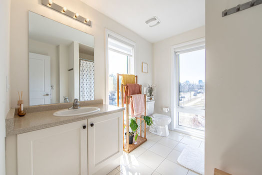 256+Finch+Ave+East-32