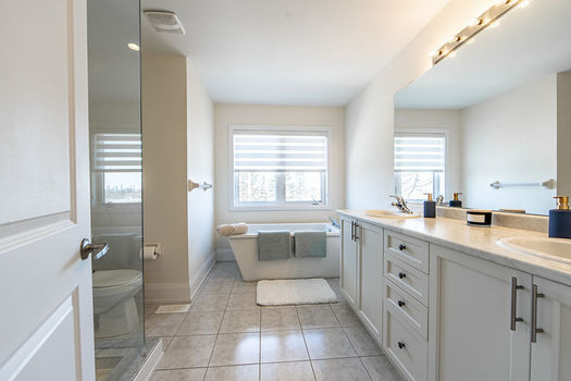 256+Finch+Ave+East-41