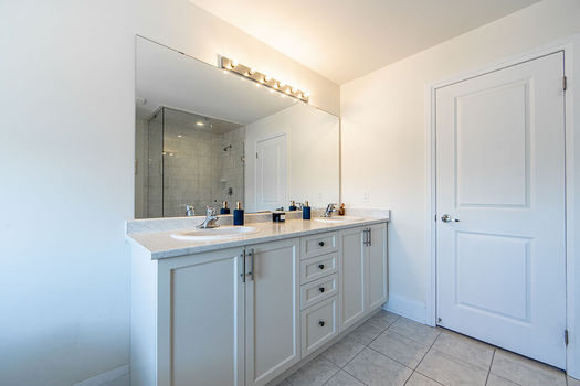 256+Finch+Ave+East-43