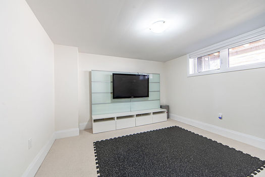 256+Finch+Ave+East-5