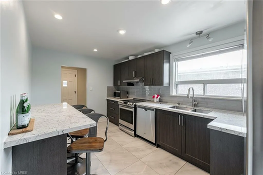 f42b4e3362a2724ac27ed4aa19ec04ba-uncropped_scaled_within_1536_1152