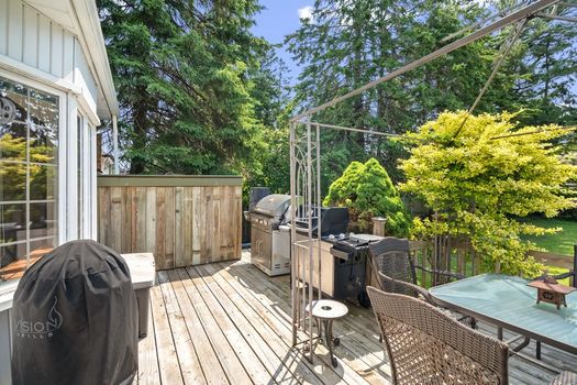 large-8d4e28c4-8d55-4c07-9d7a-396d50f9d1e3