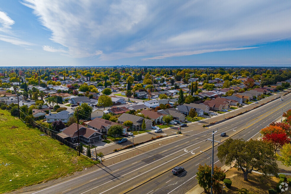 larchmont-village-north-highlands-primaryphoto