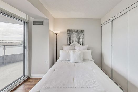 9015 Leslie St 211-img (1)