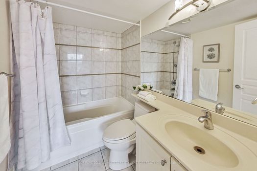 9015 Leslie St 211-img (5)