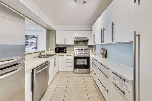 9015 Leslie St 211-img (8)