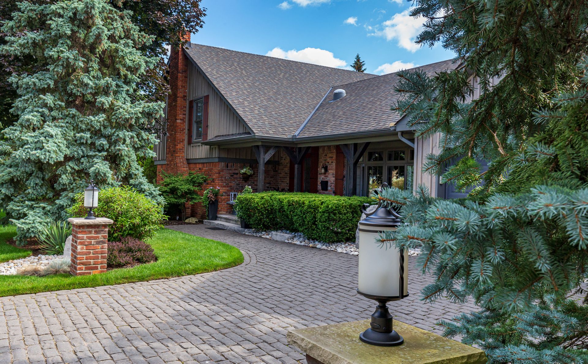 Beautiful-homes-in-Tyandaga-neighbourhood-Burlington-1920x1188