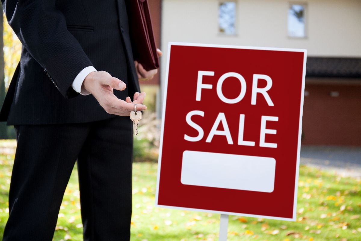 real-estate-agent-holding-keys-to-home-for-sale-2025-10-11-03-57-13-utc