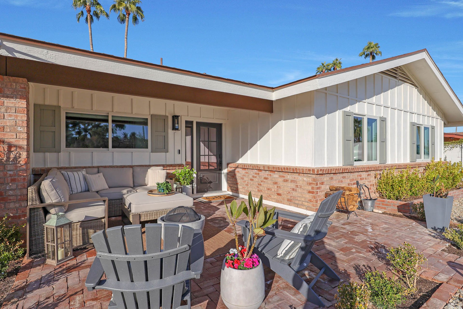 3832-E-YUCCA-ST_FRONT-PORCH-2