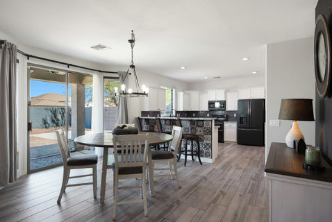 5030 W DESERT LN_dining