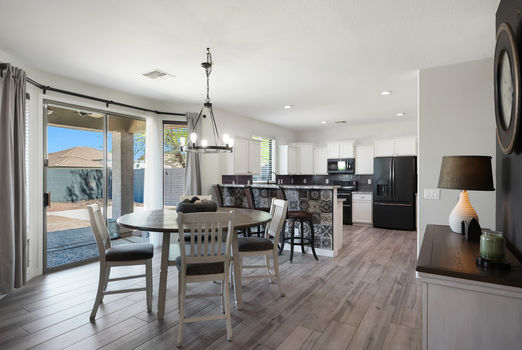 5030 W DESERT LN_dining