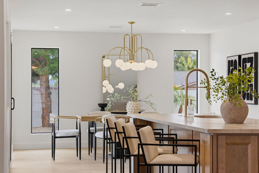 5819 E Redfield RD dining