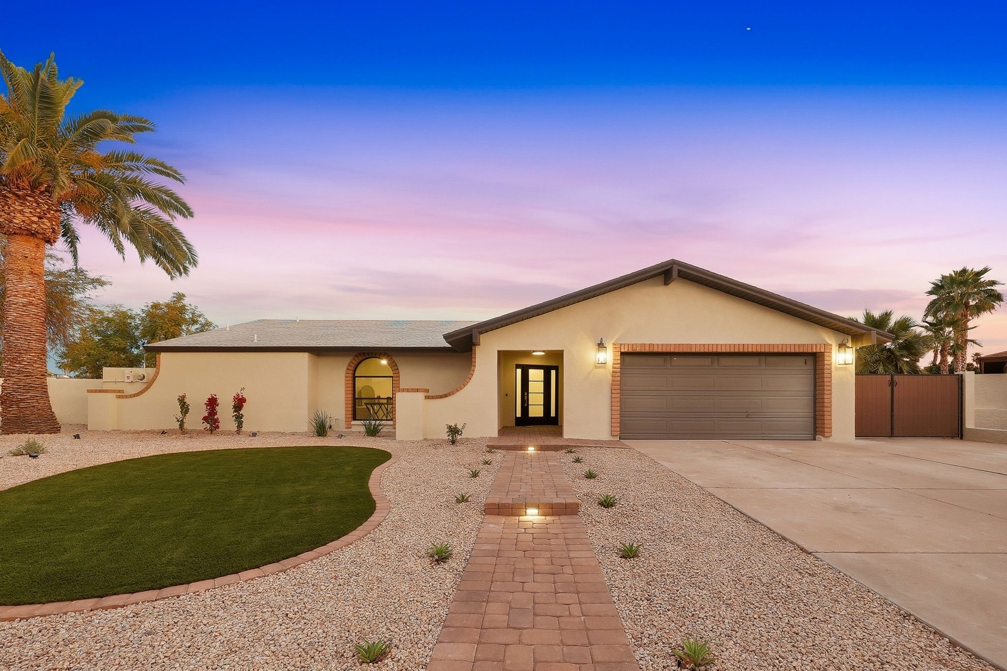 5819 E Redfield RD front