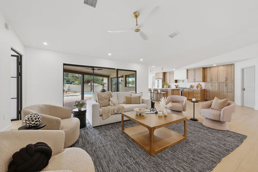 5819 E Redfield RD living room