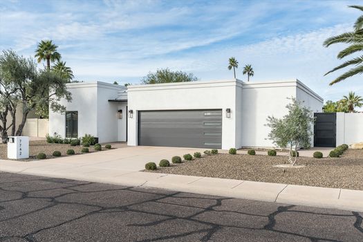 7742 E Buena Terra Way_front3