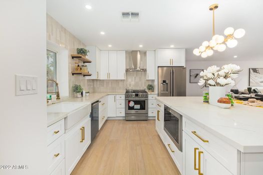 01 6748 E DREYFUS AVE_kitchen 2022