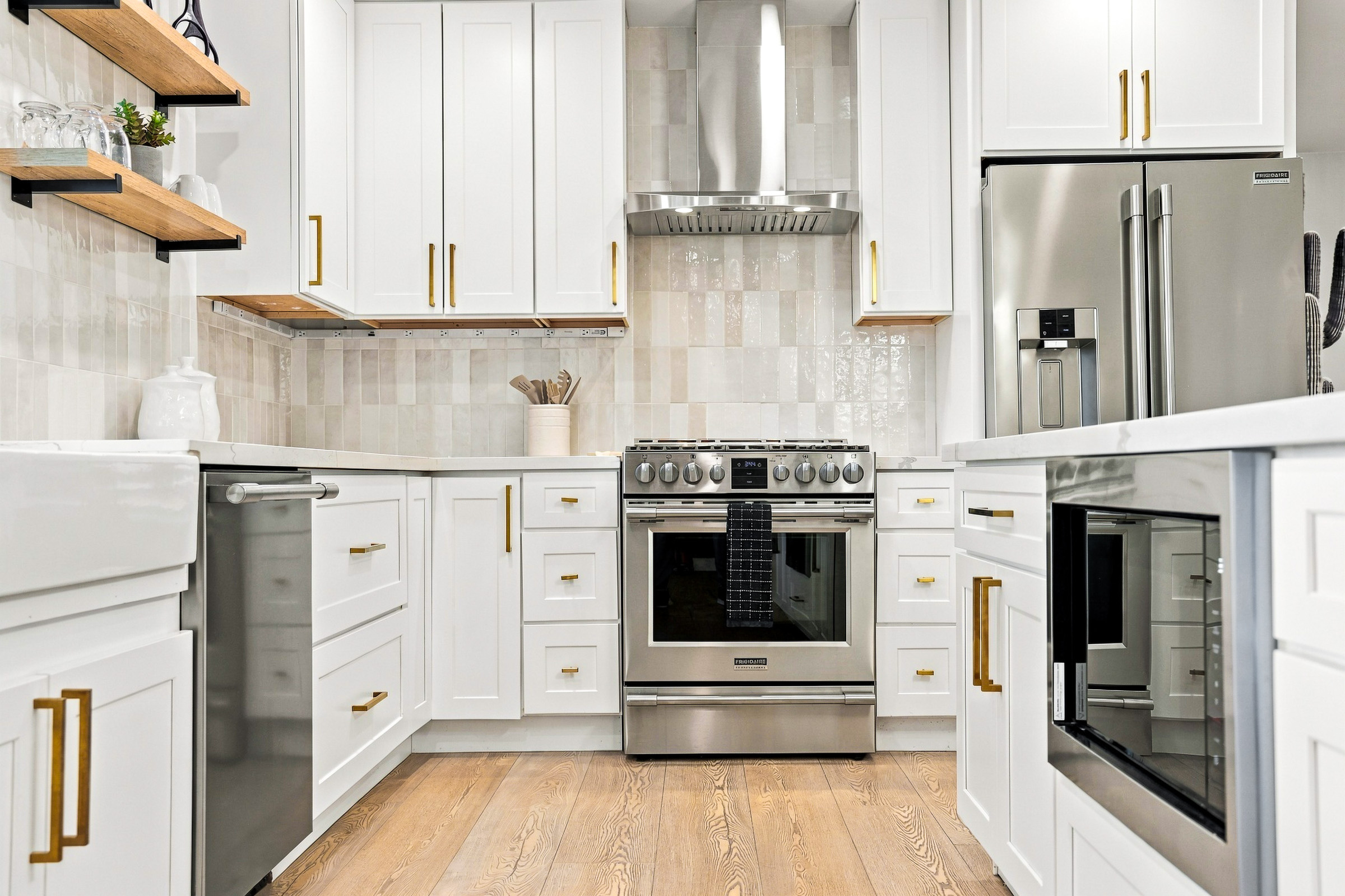 02 6748 E DREYFUS AVE_kitchen
