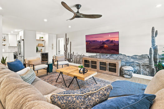 03 6748 E DREYFUS AVE_living room